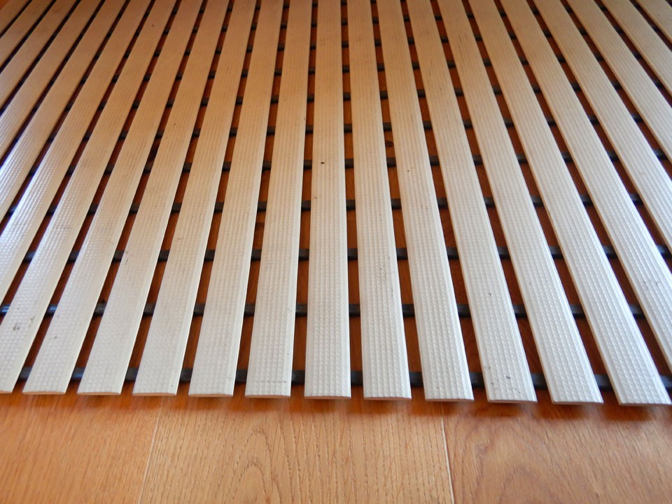 <p><strong>Fußrost aus PVC, 60 cm breit</strong></p><p>für Sauna und im Sanitärbereich</p>